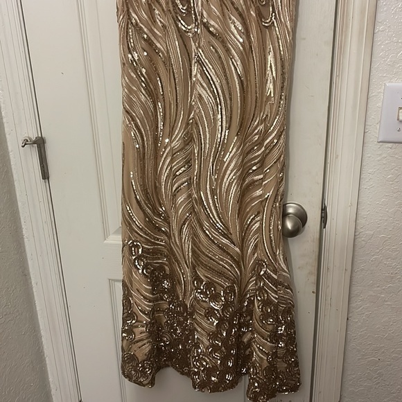 Beautiful Gold Sequins Form Fitting Size Small. - Picture 7 of 12
